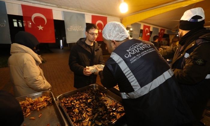  Üniversite öğrencilerine yemek ikramı