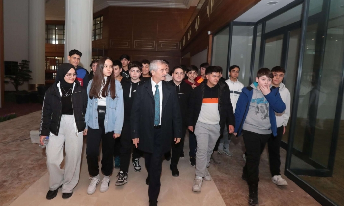 Tahmazoğlu Gençlerle Birlikte Millet Kütüphanesini Gezdi