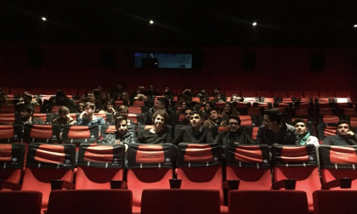 İşlem öğrencileri sinemada