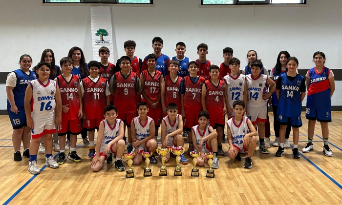 SANKO Okulları  şampiyonluk sevinci