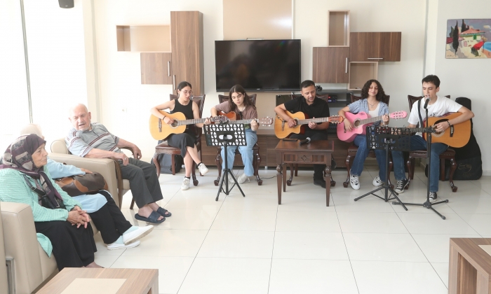 Kursiyerlerden huzur evine anlamlı ziyaret