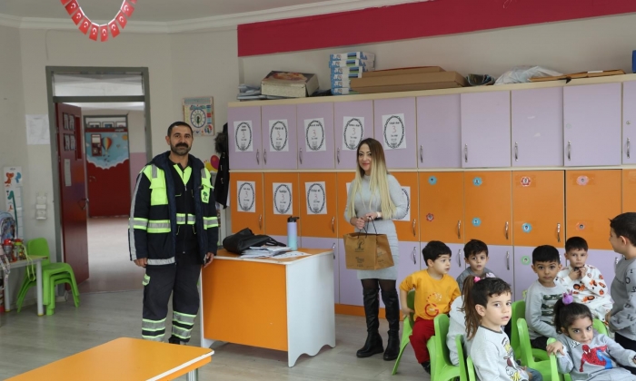 Umut Yılmaz öğretmenler gününü çiçeklerle kutladı