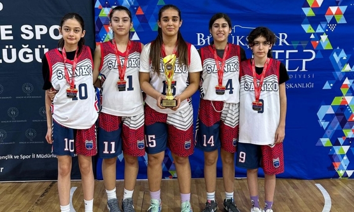 SANKO Okulları üç kupa kazandı   