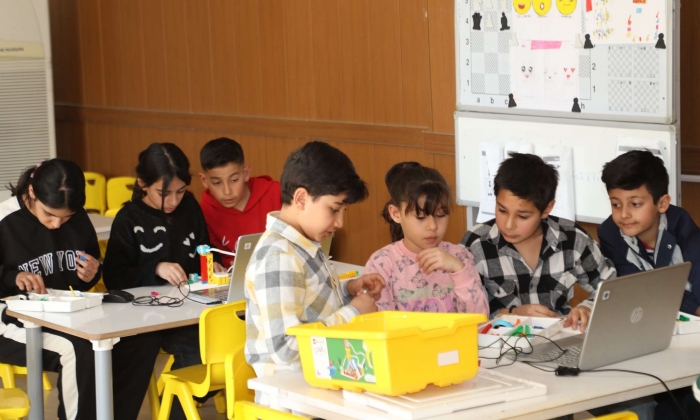  Çocuklar geleceğe umutla bakıyor