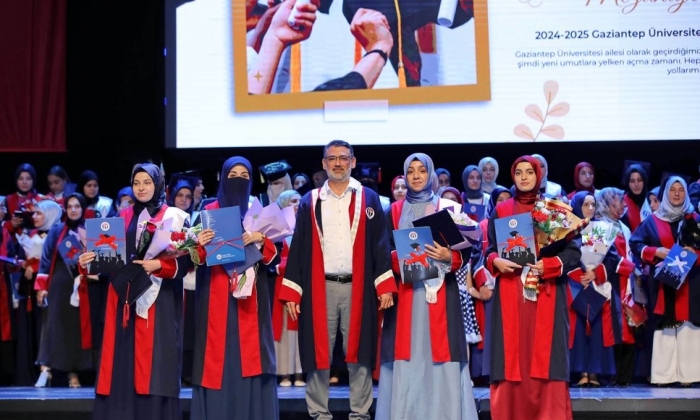    GAÜN İlahiyat Fakültesi’nde Mezuniyet Sevinci