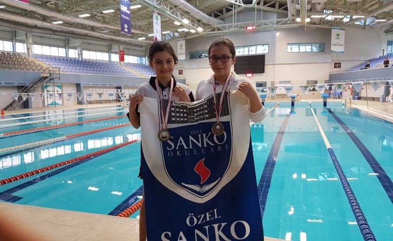 ÖZEL SANKO OKULLARININ YÜZÜCÜLERİ BAŞARIYA DOYMUYOR