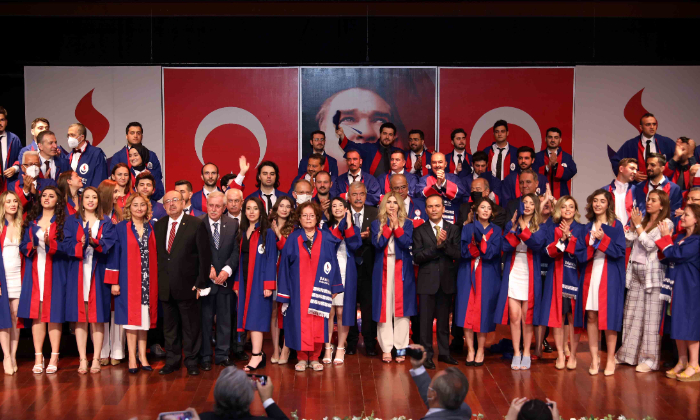 GENÇ HEKİMLERİN MEZUNİYET COŞKUSU