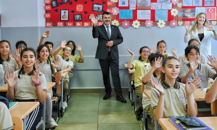 Bakan Tekin, öğretmen ve öğrencilerle buluştu
