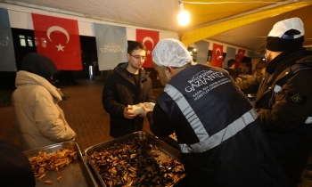  Üniversite öğrencilerine yemek ikramı