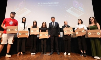 YKS’de başarılı olan öğrencilere bilgisayar armağan edildi