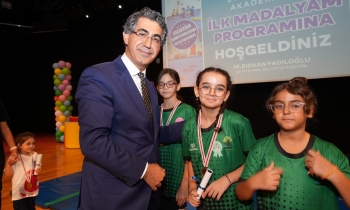 Minik öğrencilere madalya!